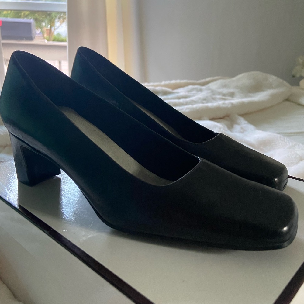 👠 Elegant Black Heels – Pre-Loved & Office-Ready